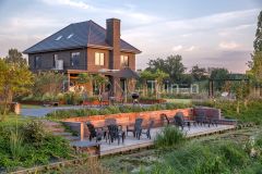 Groot vlonderterras aan het water