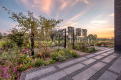 Speelse pluktuin met staptegels in grind