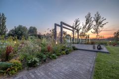 Klinkerpad in moderne tuin in Papendrecht