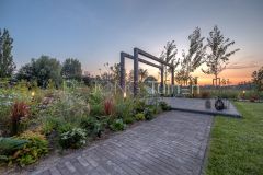 Klinkerpad in moderne tuin in Papendrecht