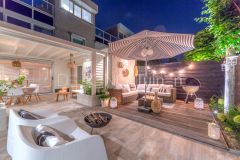 Ibiza style tuin Papendrecht met witte elementen avond