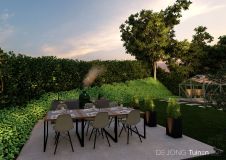 Moderne tuin in Sliedrecht met buitenkeuken, design eettafel en groene erfafscheiding