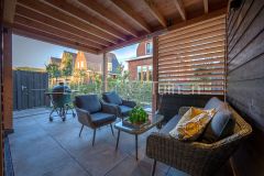 Overkapping met op maat gemaakte shutters