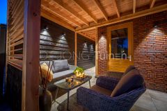 Gezellige loungehoek in overkapping Dordrecht