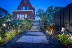 Dijktuin in Dordrecht met strakke trap