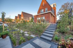 Dijktuin met speelse staptegels in Dordrecht