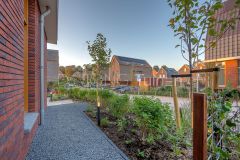 Grindpad aan de zijkant van de woning