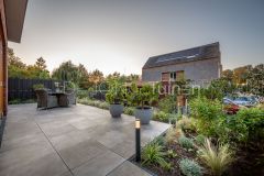 Terras aan de woning met sfeervolle beplanting