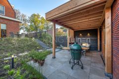 Ruime overkapping in dijktuin Dordrecht