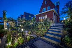 Dijktuin met speelse staptegels en verlichting