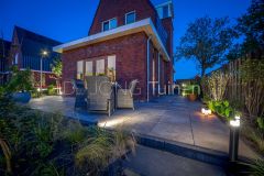 Ruim terras met beplanting eromheen