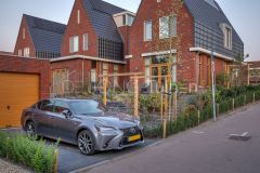 Strakke oprit van een dijktuin in Dordrecht