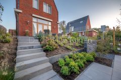 Dijktuin met een strakke trap