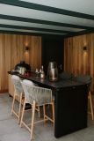 Roostr buitenkeuken met bartafel overkapping