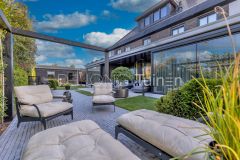 Gezellige lounge set in gezinstuin in Hendrik Ido Ambacht