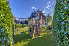 Speeltoestel in ruime tuin in Hendrik Ido Ambacht