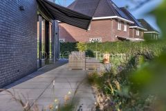 Vrijstaande woning met een strakke tuin