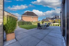 Terras aan woning met veel groen
