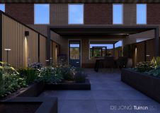 Moderne achtertuin met aluminium overkapping aan huis
