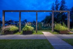 Strakke design pergola meet vierkante plantenbakken