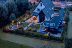 Drone avondfoto van de achtertuin