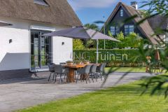 Strakke tuin in Papendrecht parasol