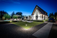 Villatuin in Papendrecht met sfeervolle verlichting
