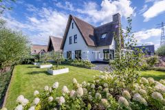 Stijlvolle beplanting bij villatuin